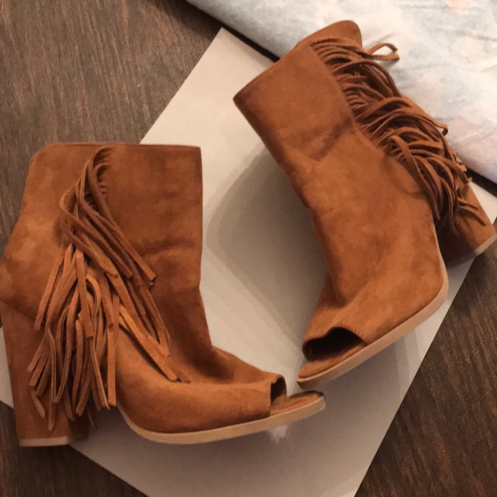 DV PEEP TOE FRINGE BOOTIES